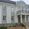 Классическое деревянное окно. Отделка укрывной белой краской. Сдержано и благородно. Частный дом.