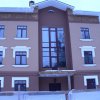 Даже такие большие витражи более 7 метров высотой можно остеклить деревянными окнами. Продуманный дизайн переплета и правильный монтаж обеспечат надежность и долговечность такой конструкции. Частный дом.