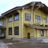 Дизайнеры оставили естественный цвет кедра самого дома. Он прекрасно сочетается с темными лиственничными окнами. База отдыха.