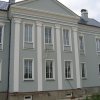 Продуманное расположение декоративных раскладок внутри стеклопакета окна придаёт фасаду законченный и цельный дизайн. Частный дом.