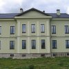 Деревянные окна с темной отделкой отлично смотрятся на светлом фасаде дома холодного оттенка. Частный дом