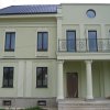Вертикальный переплет окна оставляет максимальный световой поток и создает ощущение легкости. Частный дом.