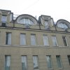 Тонкая декоративная раскладка на деревянных окнах украшает фасад дома в стиле модерн. Офисное здание в Центре Москвы. Участие в реставрации фасада