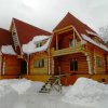 Древянные окна из лиственницы установлены в деревянный дом из бревна. Установка окон производилась зимой. Дом не отапливаемый, но никаких проблем ни при установке, ни после не появилось. Фотографии сделаны через два года
