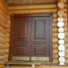 Входная двупольная дверь из массива лиственницы. Вид с улицы. Внизу створок декоративная латунь.