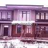 Сдержанный, но чрезвычайно стильный дизайн дома в колониальном стиле дополнен деревянными окнами из лиственницы с клееной деревянной раскладкой, расположенной в верхней части конструкций. Частный жилой дом. Красногорский район