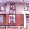 Рабочий момент остекления дома. Окна установлены. Произведена пост монтажная упаковка. Ведутся работы по наружной отделке оконных проемов. Частный жилой дом. Красногорский район