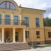 Сдержанный переплет самих деревянных окон никак не нагружает изысканную разноцветную отделку фасада. Частный дом. Московская область	