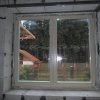 Деревянное окно из сосны, отделка под беленый лак выставлено в проем дома из пеноблоков. 