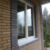 То же самое окно – вид с улицы. Фасад уже отделан клинкерной плиткой. С помощью которой выложена  наружная четверть. 