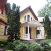 Загородный дом, стилизованный под старинную русскую усадьбу остеклен деревянными окнами из дуба. Отделка самого дерева – с элементами старения и подбором индивидуального цвета. Загородный дом в Подмосковье, деревня Раздоры.