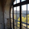 Большая арочная балконная дверь - выход на французский балкон в старинном московском доме.