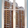 Деревянное штульповое окно. Рабочая створка с ручкой поворотно-откидная. Нерабочая - также открывается. Она на скрытых шпингалетах. При одновременном открывании двух створок вертикального импоста нет. Это деревянное окно из сосны.